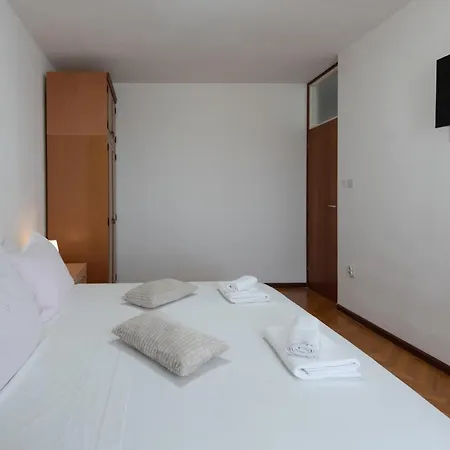 Sunnyrose - Walking Distance From Znjan - Free Public Parking - Huge Balcony Apartment *